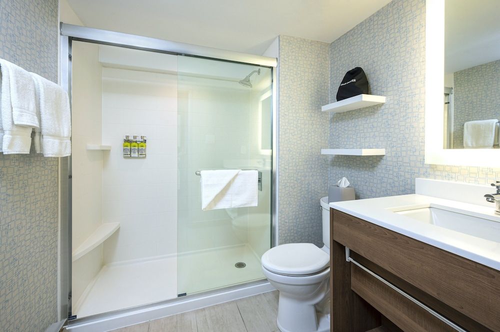 Holiday Inn Express Toronto - Downtown by IHG Standard Room, 1 King Bed 7