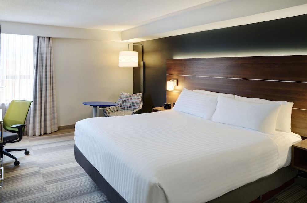 Holiday Inn Express Toronto - Downtown by IHG Standard Room, 1 King Bed