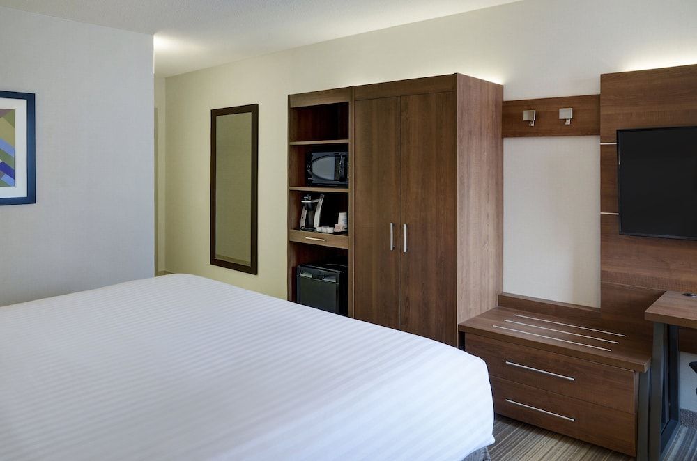Holiday Inn Express Toronto - Downtown by IHG Standard Room, 1 King Bed 3