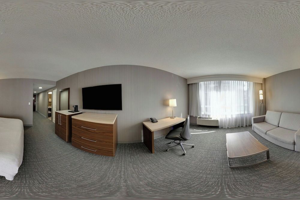 Courtyard by Marriott Downtown Toronto Room, 1 King Bed 10