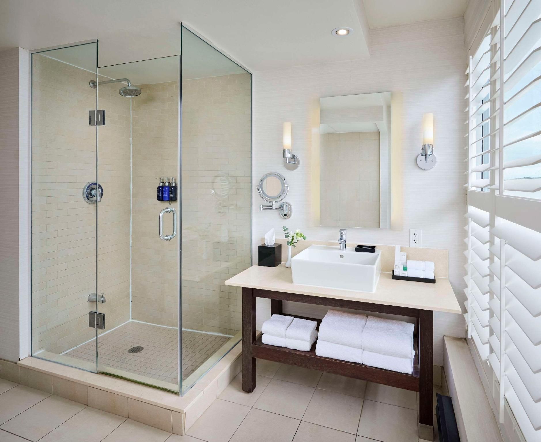 1 King Bed, Suite, Nonsmoking, Harbor View