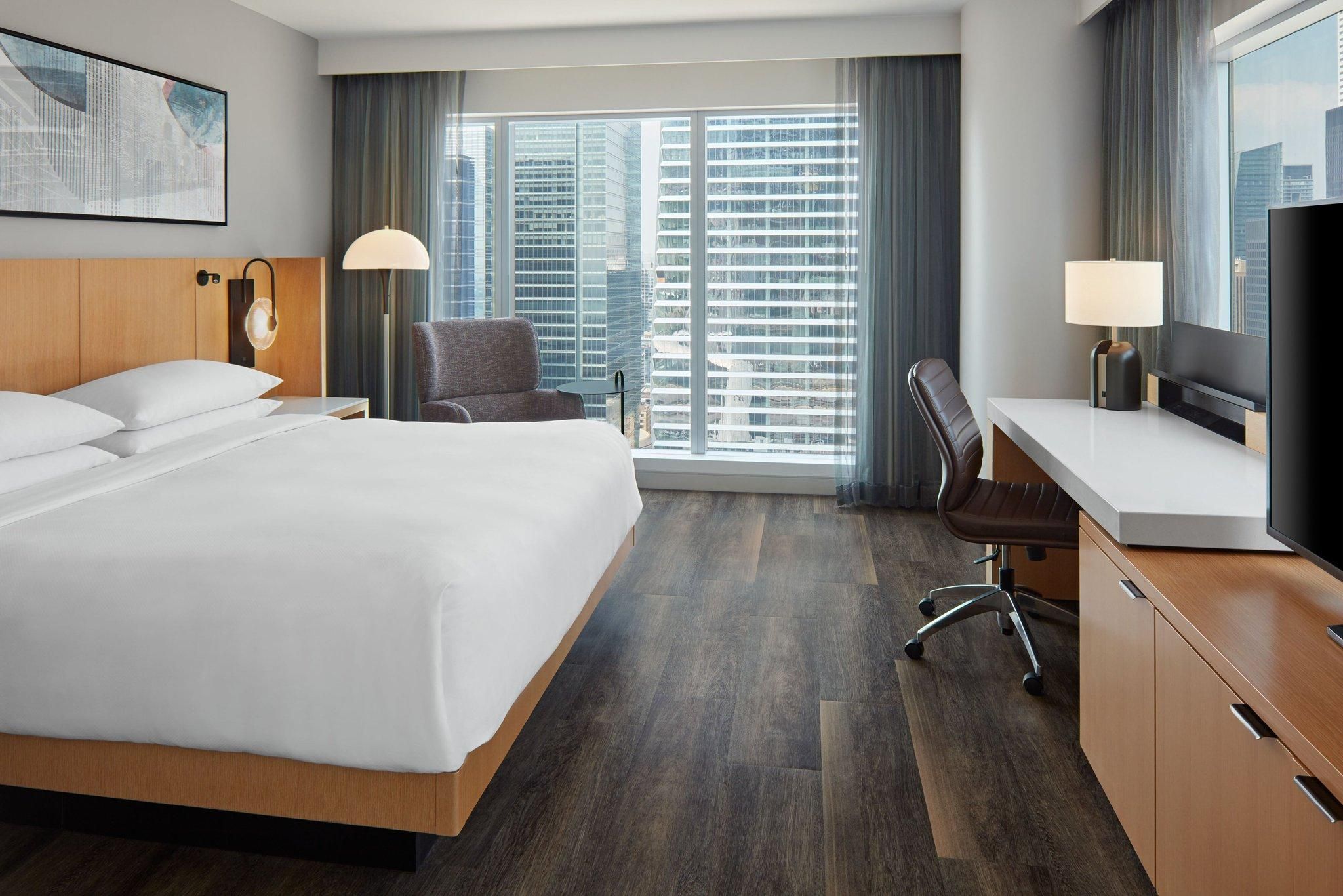 Guest room, 1 King, Corner room