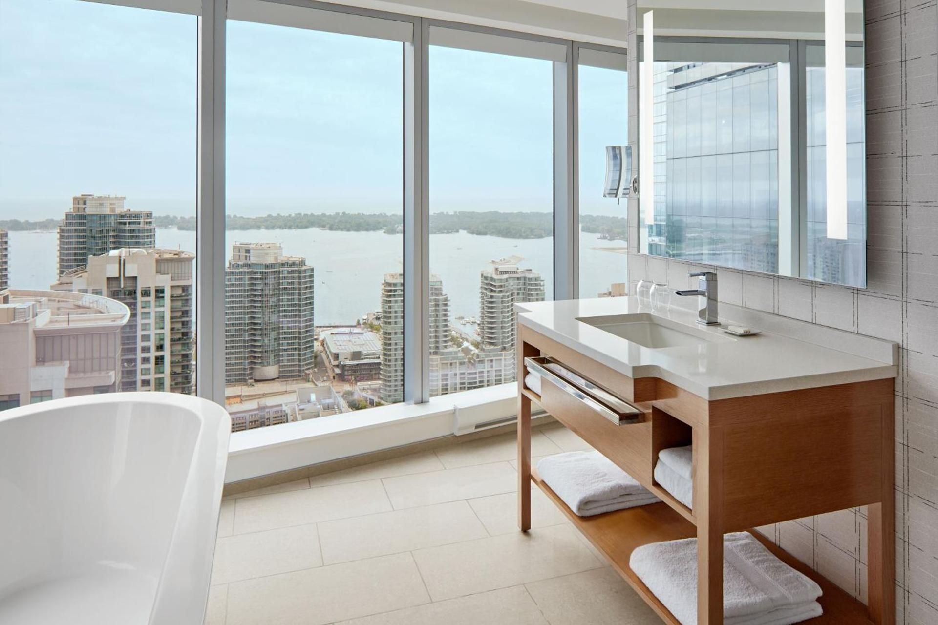 Deluxe Guest room, 1 King, Corner room