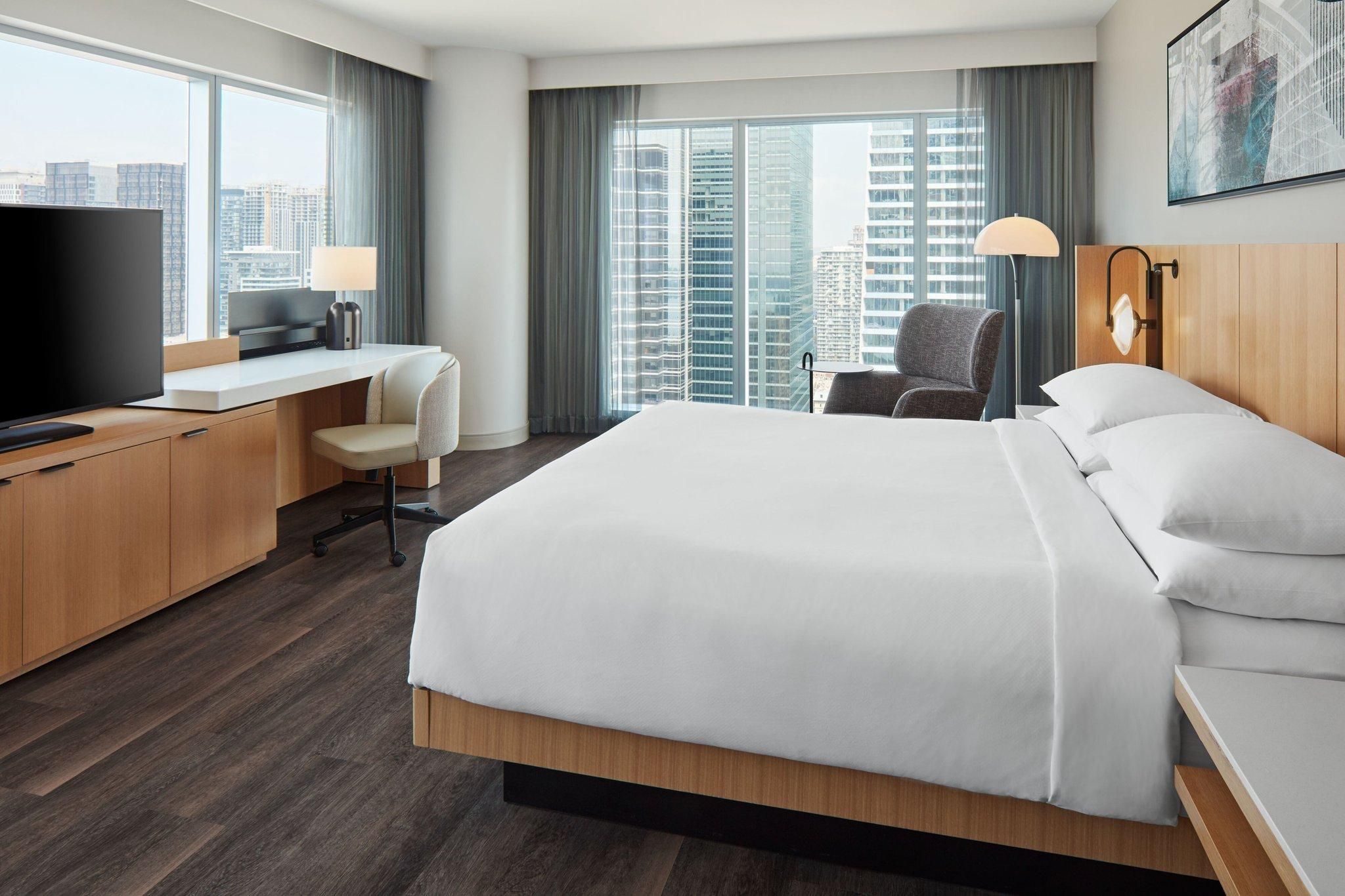 Guest room, 1 King, CN Tower view, Skyline view, Corner room