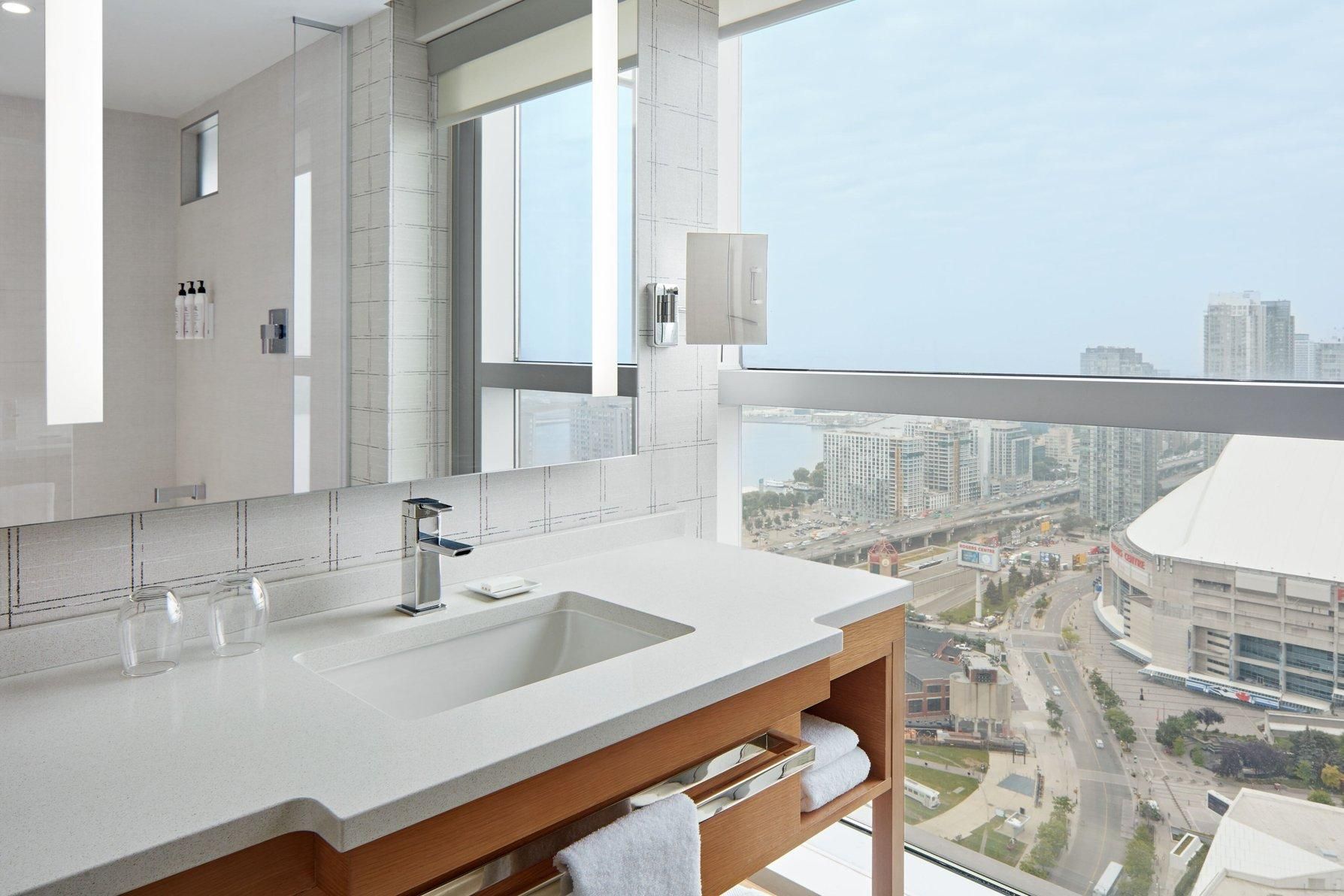Guest room, 1 King, CN Tower view, Skyline view, Corner room