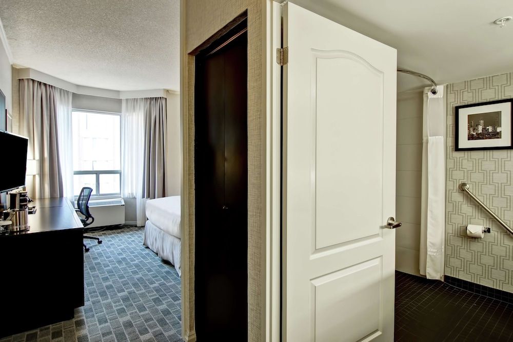 DoubleTree by Hilton Hotel Toronto Downtown Room, 1 Queen Bed, Bathtub 7
