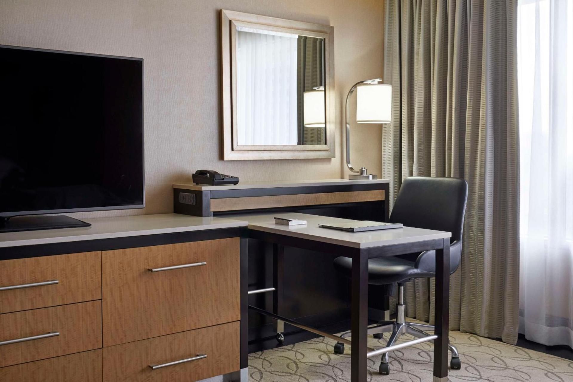 Corner Executive One King Bed