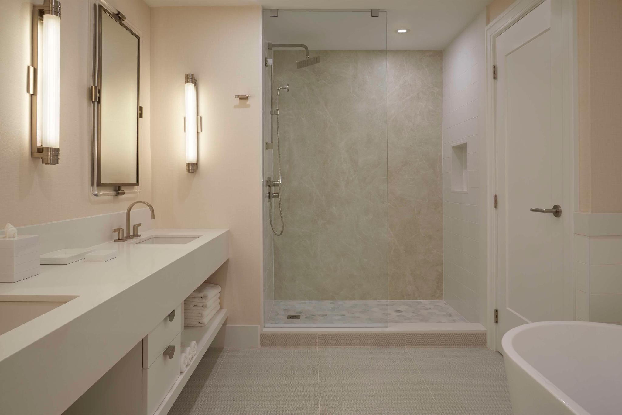 Kensington 1 Bedroom King Suite. Top Floor