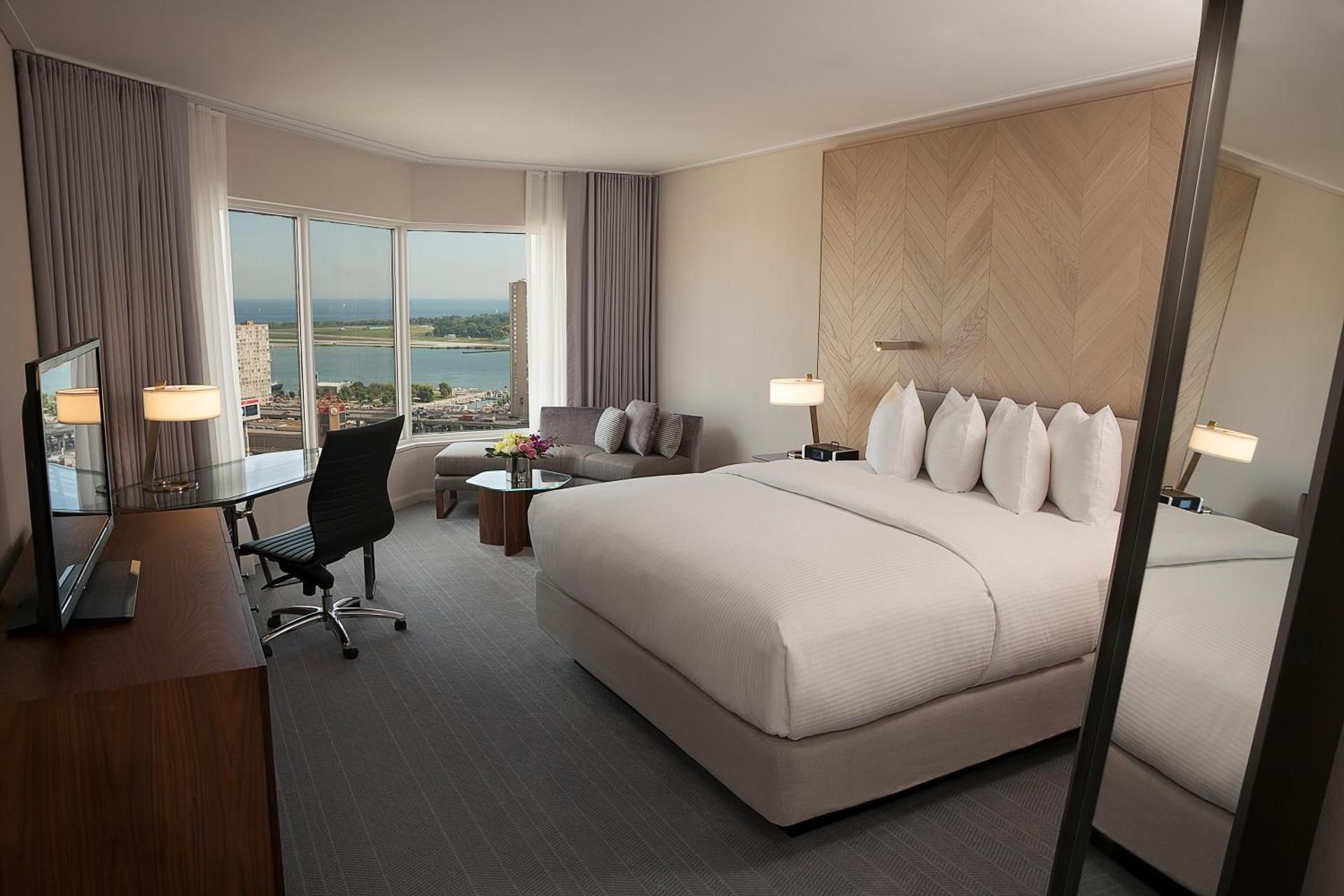 1 King Premium Lake Ontario View High Floor