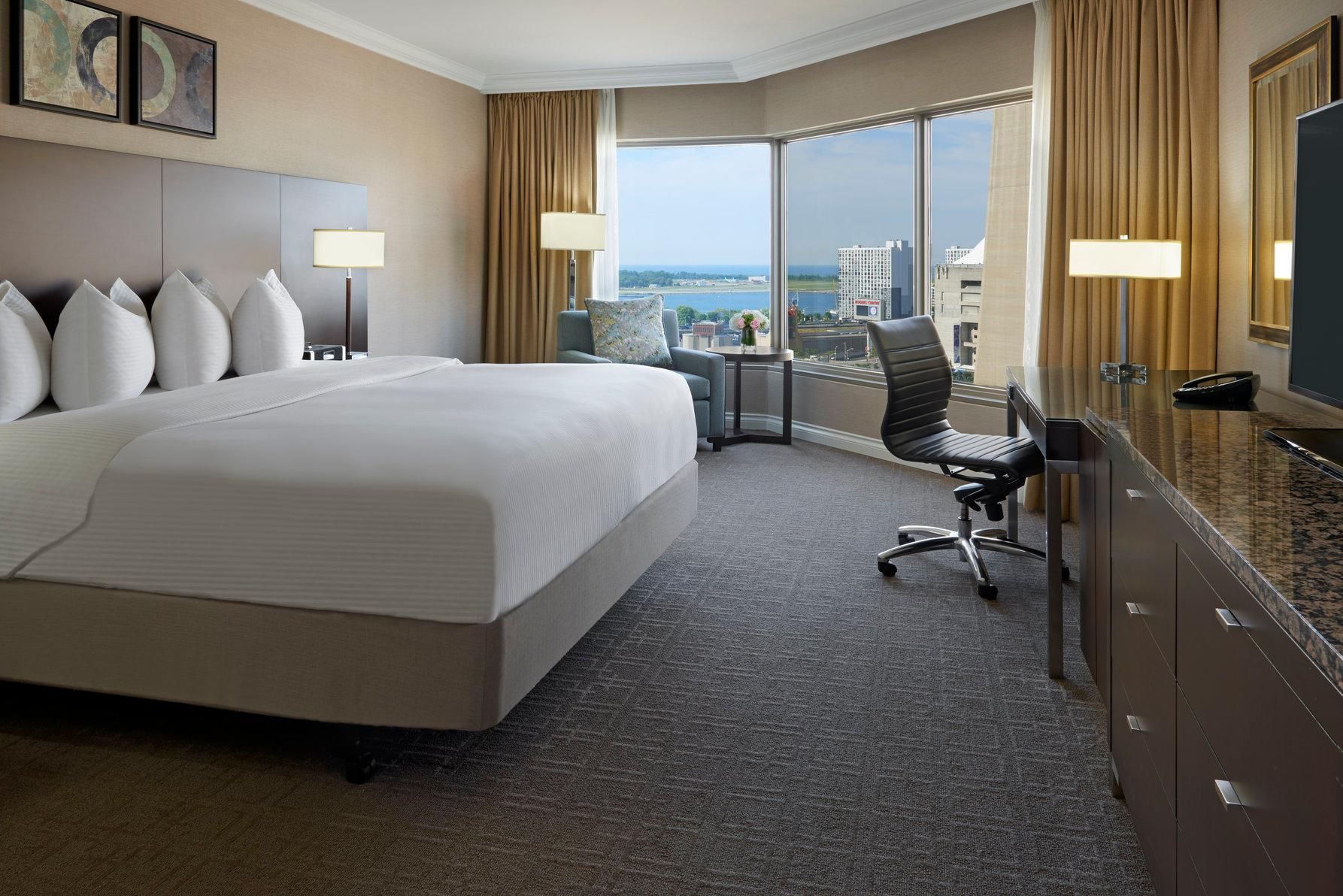 1 Queen Classic Mobility Accessible Tub