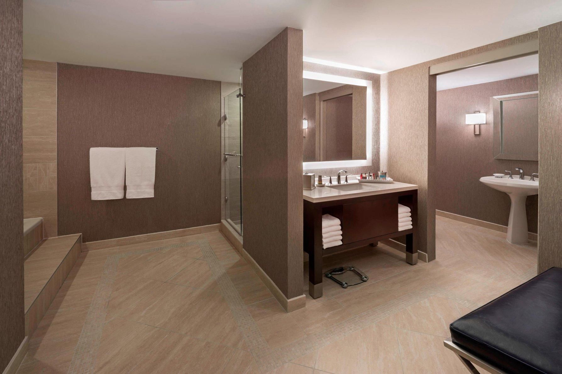 1 Bedroom Presidential Suite, 1 King, Sofa bed, Nathan Phillips view, Balcony