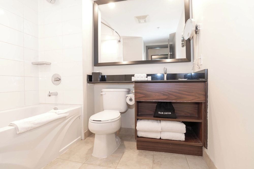 Sandman Signature Toronto Airport Hotel Standard Suite, 1 King Bed, Kitchenette 4