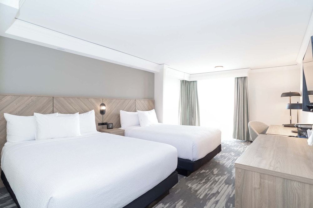 Sandman Signature Toronto Airport Hotel Standard Room, 2 Queen Beds 3