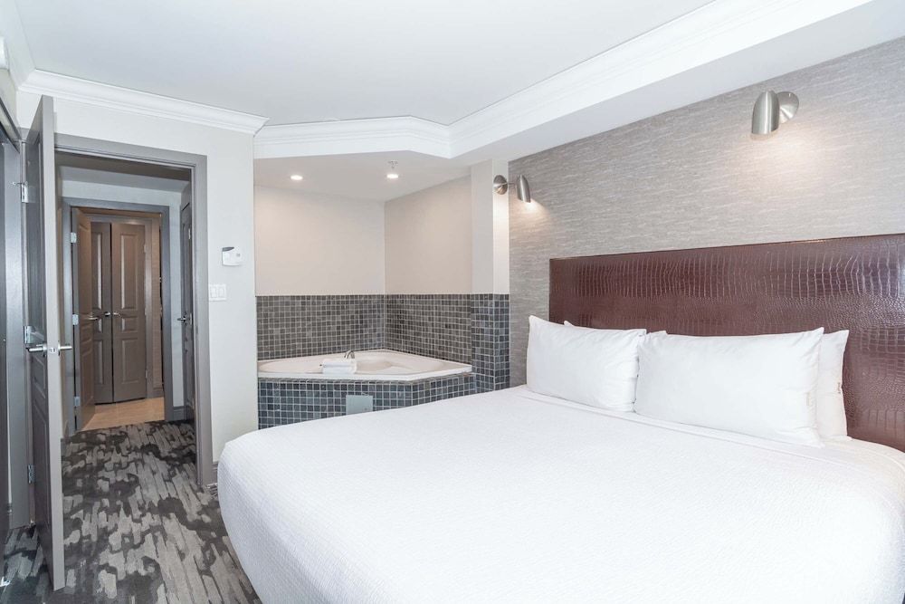 Suite, 1 King Bed, Kitchen (Washer Dryer, Jacuzzi)