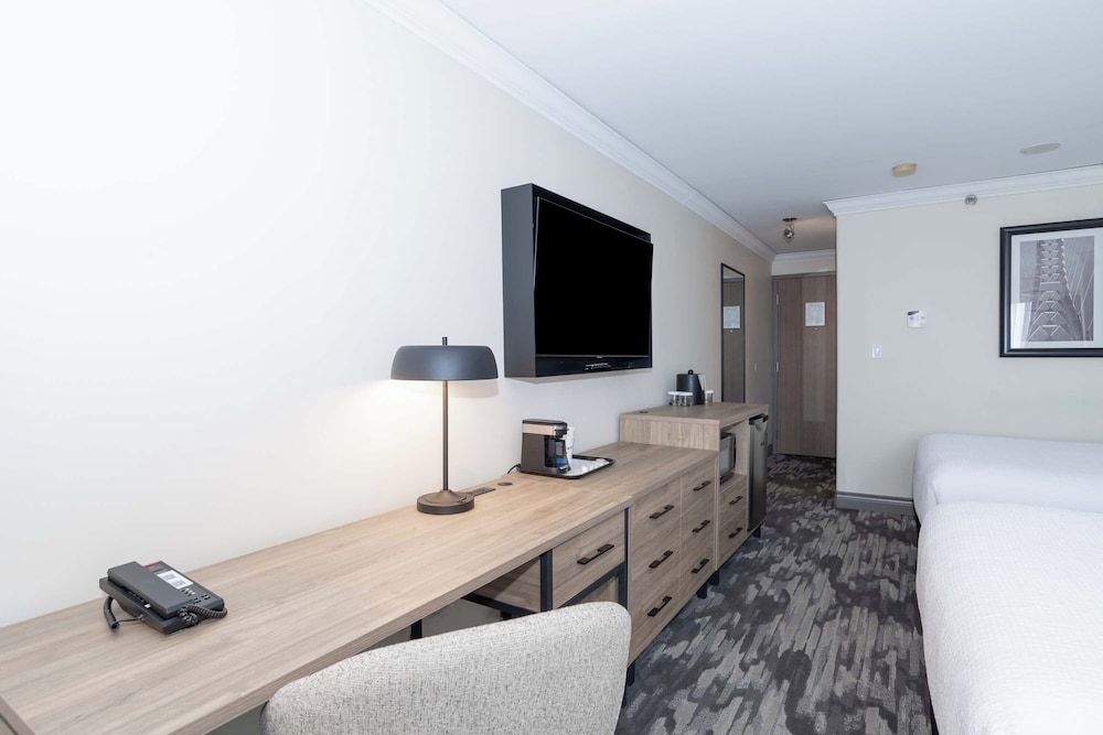 Sandman Signature Toronto Airport Hotel Standard Room, 2 Queen Beds 5