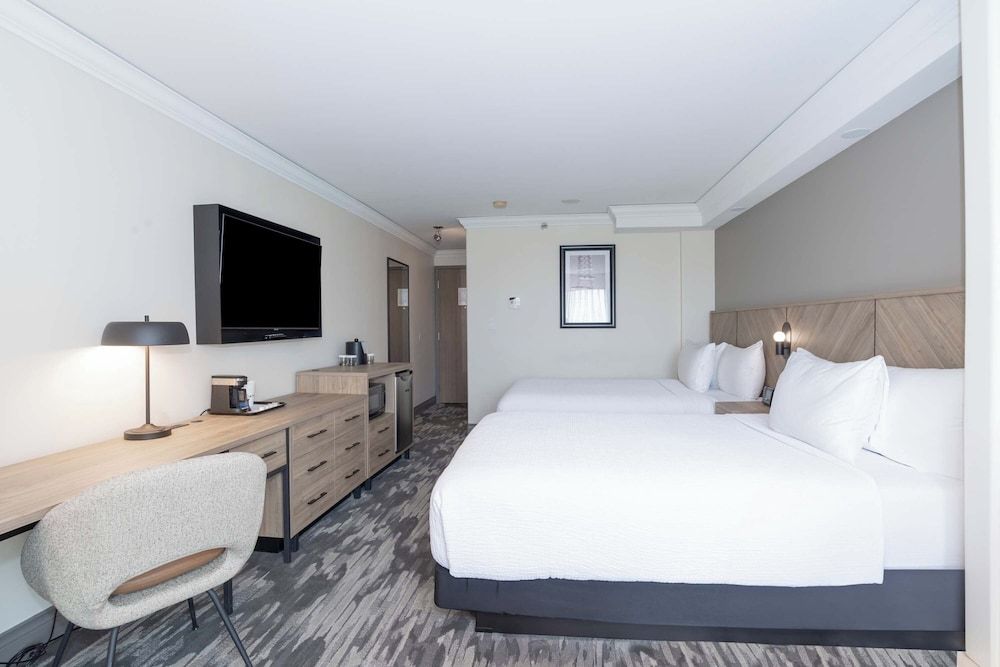 Sandman Signature Toronto Airport Hotel Standard Room, 2 Queen Beds 2