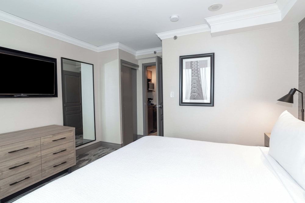 Sandman Signature Toronto Airport Hotel Standard Suite, 1 King Bed, Kitchenette