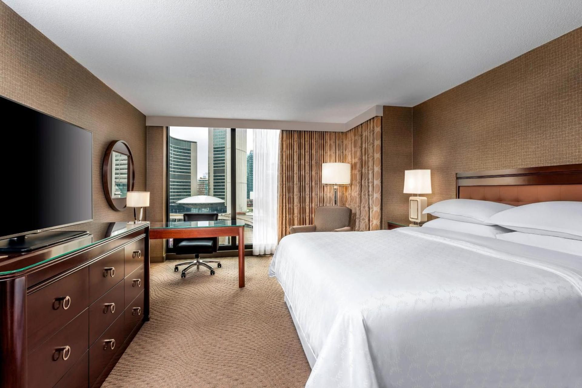 Premium Guest Room, Nathan Phillips Square View, 1 King Bed
