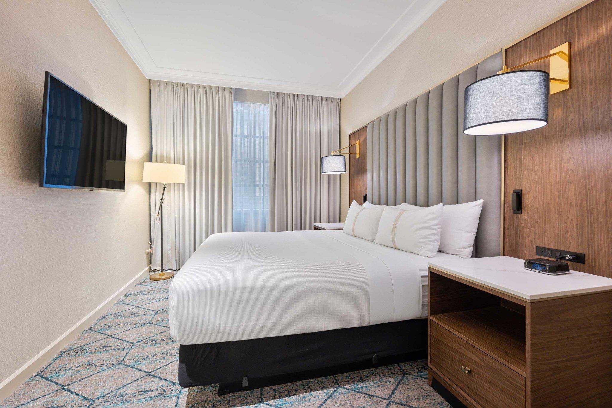 One Bedroom Royal Suite - 1 King Bed