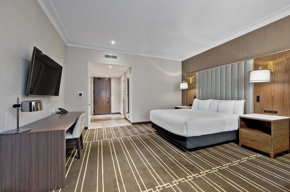 The Sutton Place Hotel Toronto Classic Room, 1 King Bed, Accessible 2