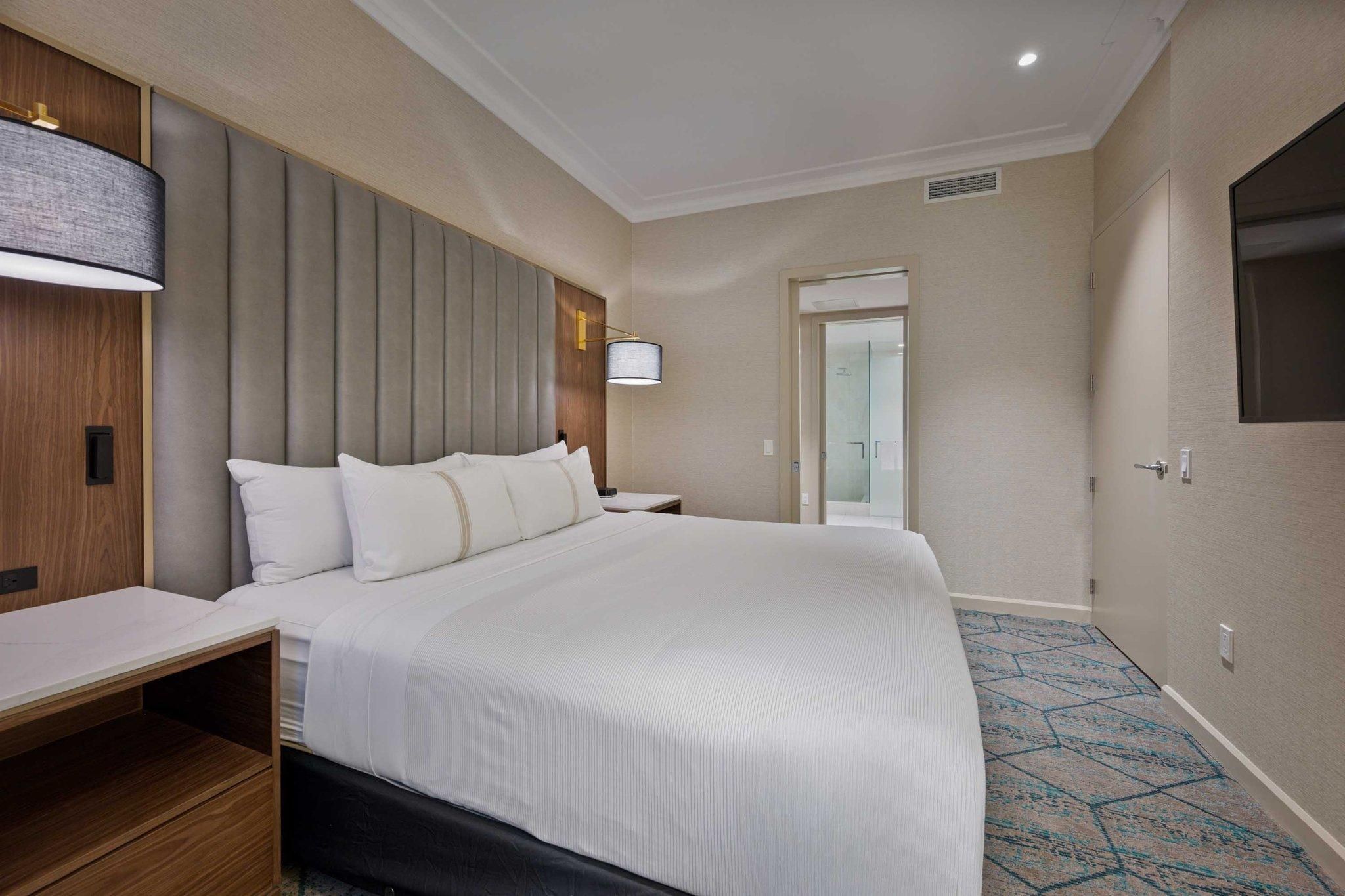 One Bedroom Royal Suite - 1 King Bed