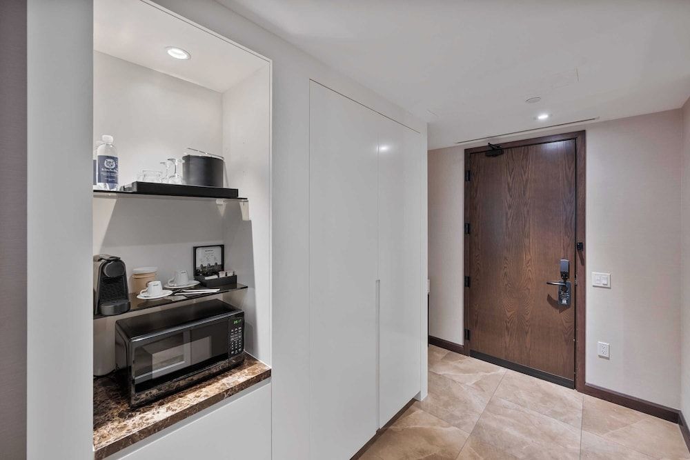 The Sutton Place Hotel Toronto Classic Room, 1 King Bed, Accessible 6