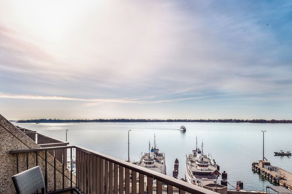 Room, 1 King Bed, Balcony, Lake View (Balcony)