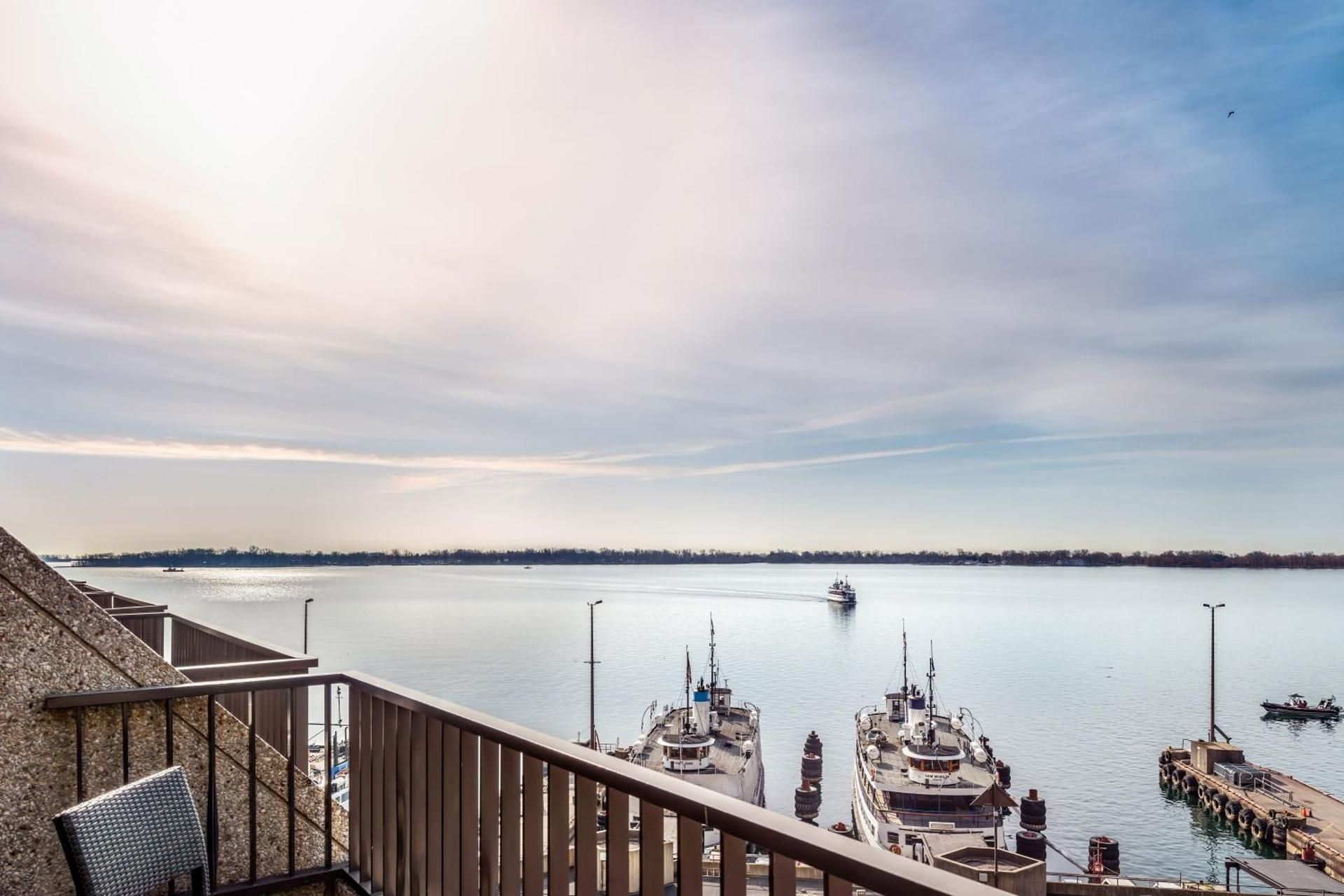 Guest room, 1 King, Balcony, Lake view