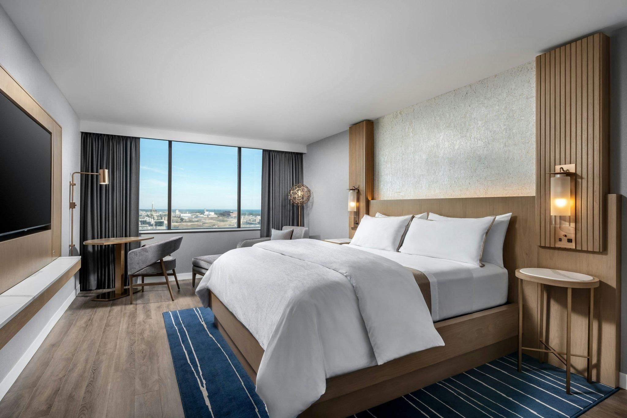 Premium Balcony, Guest room, 1 King, Lake view, Balcony