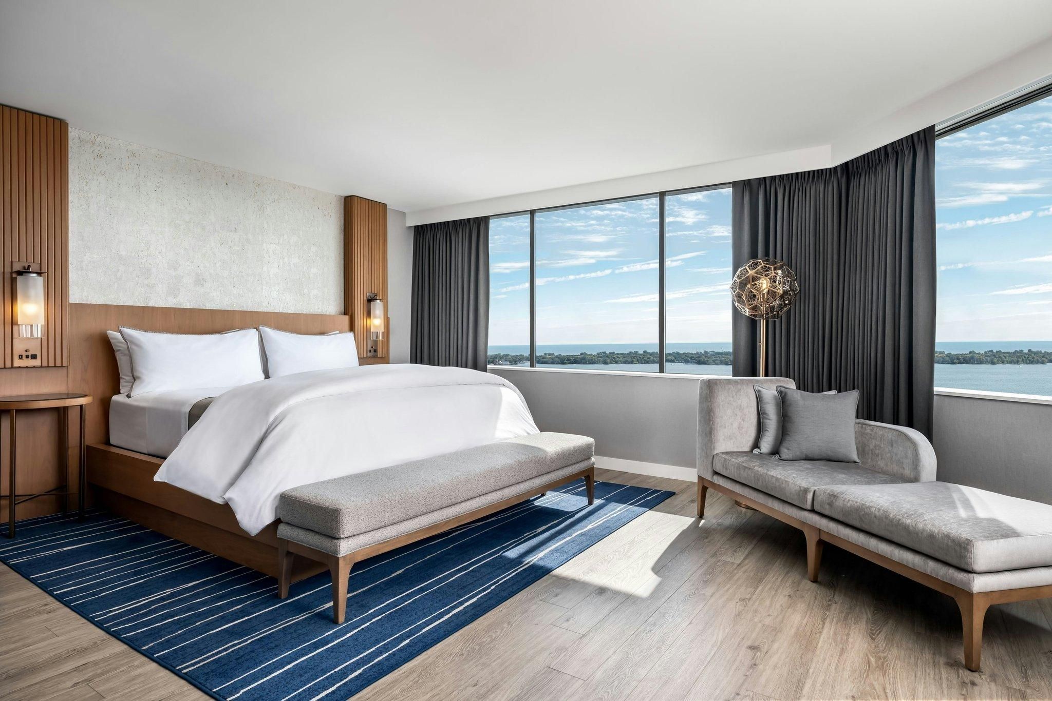Luxury Studio Suite, Studio Suite, 1 King, Lake view, Corner room