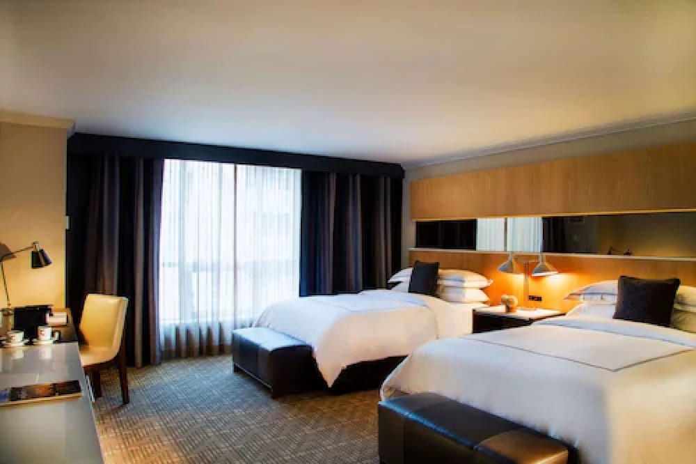 The Yorkville Royal Sonesta Hotel Toronto Deluxe Room, 2 Queen Beds (Deluxe Two Queens) 2