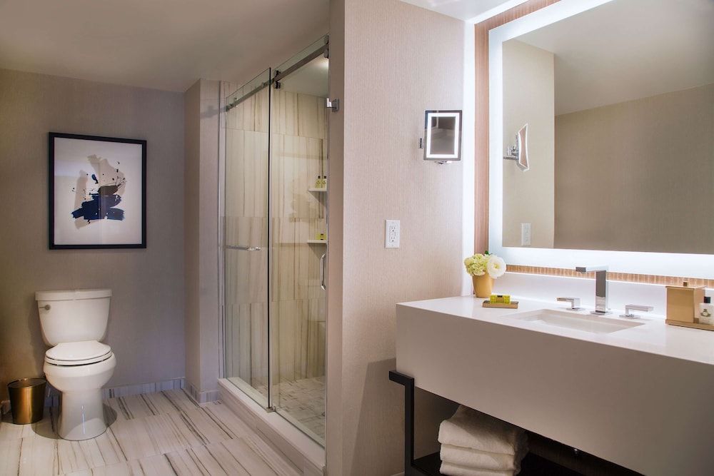 The Yorkville Royal Sonesta Hotel Toronto Deluxe Room, 2 Queen Beds (Deluxe Two Queens) 4