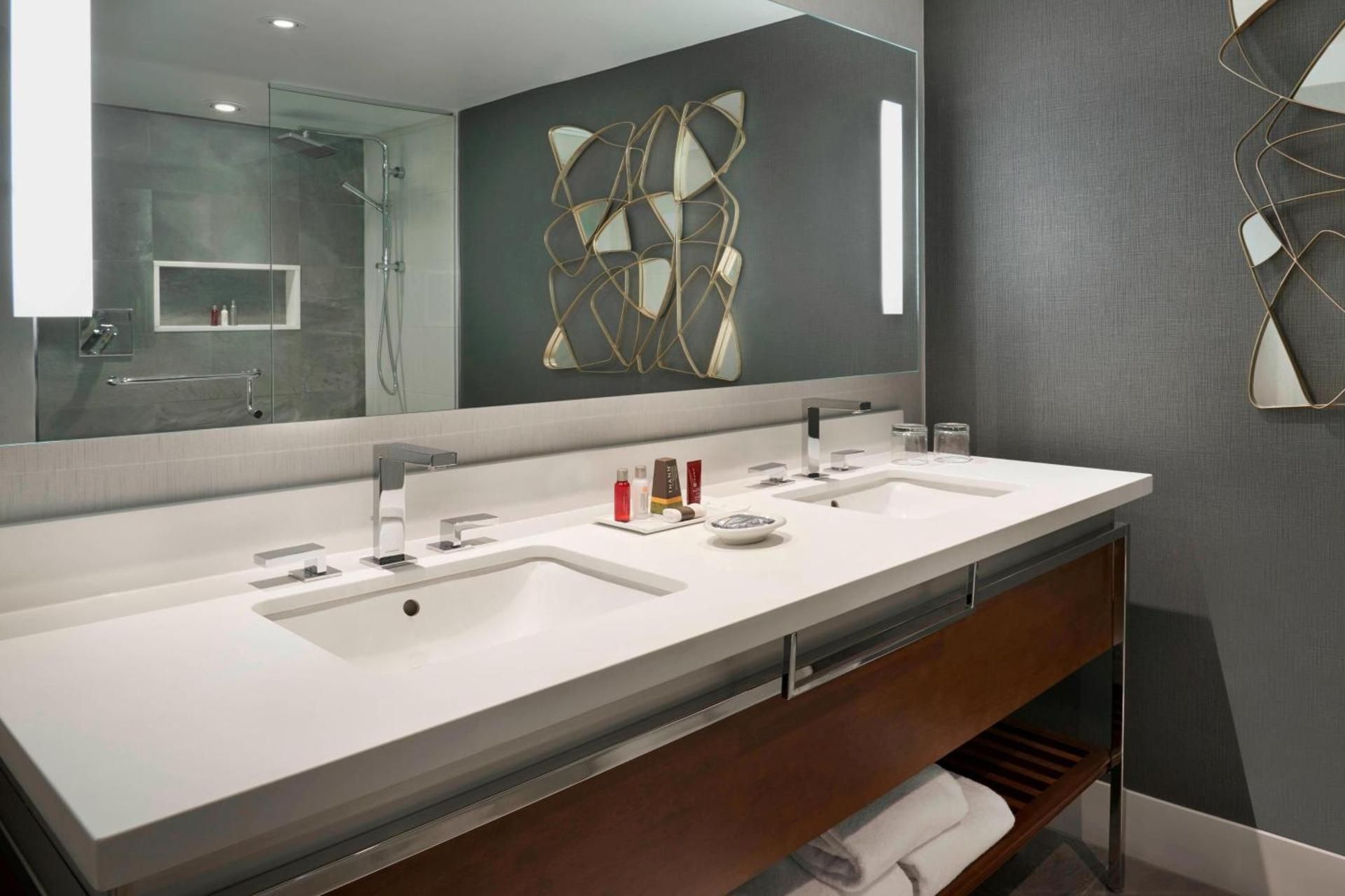 Concierge level, Larger Studio, 1 King, Sofa bed, City view