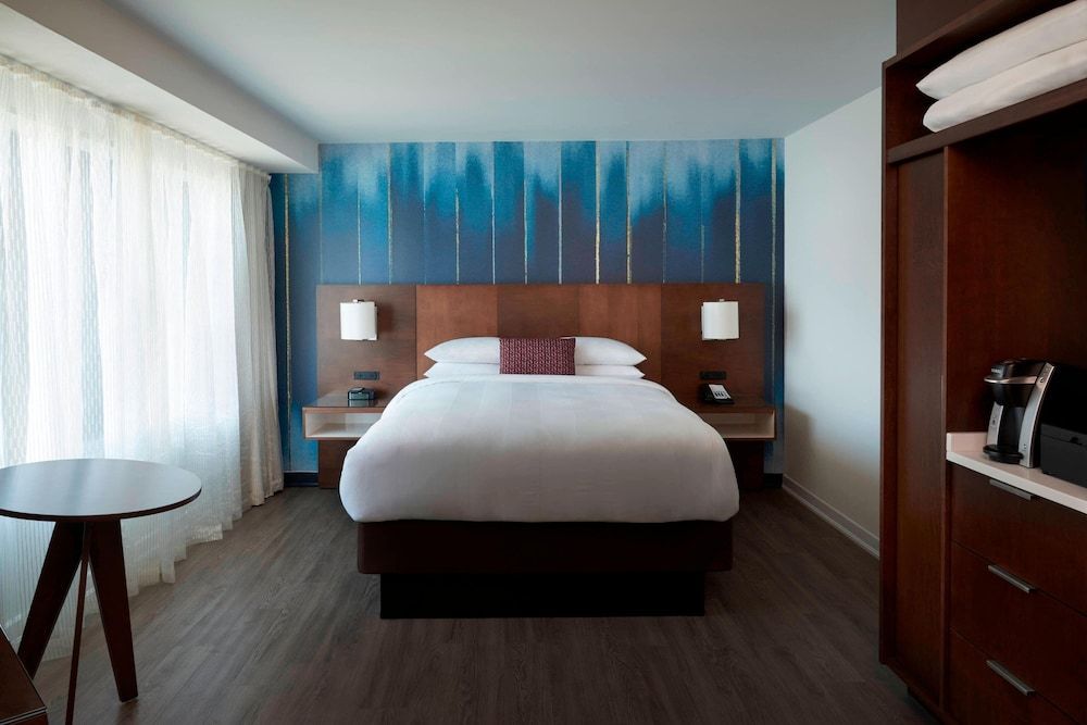 Toronto Marriott City Centre Hotel Room, 1 Queen Bed 3