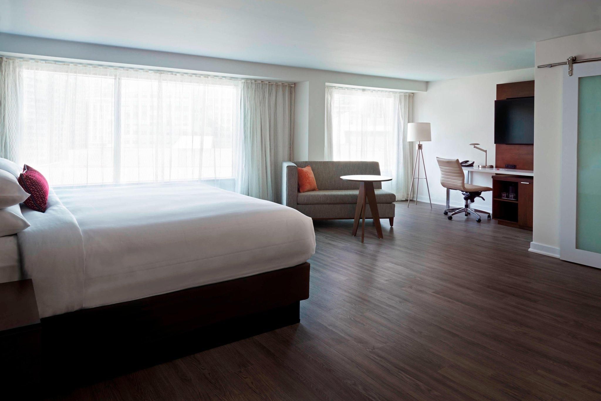 Concierge Lounge Access, Larger Studio, 1 King, Sofa Bed