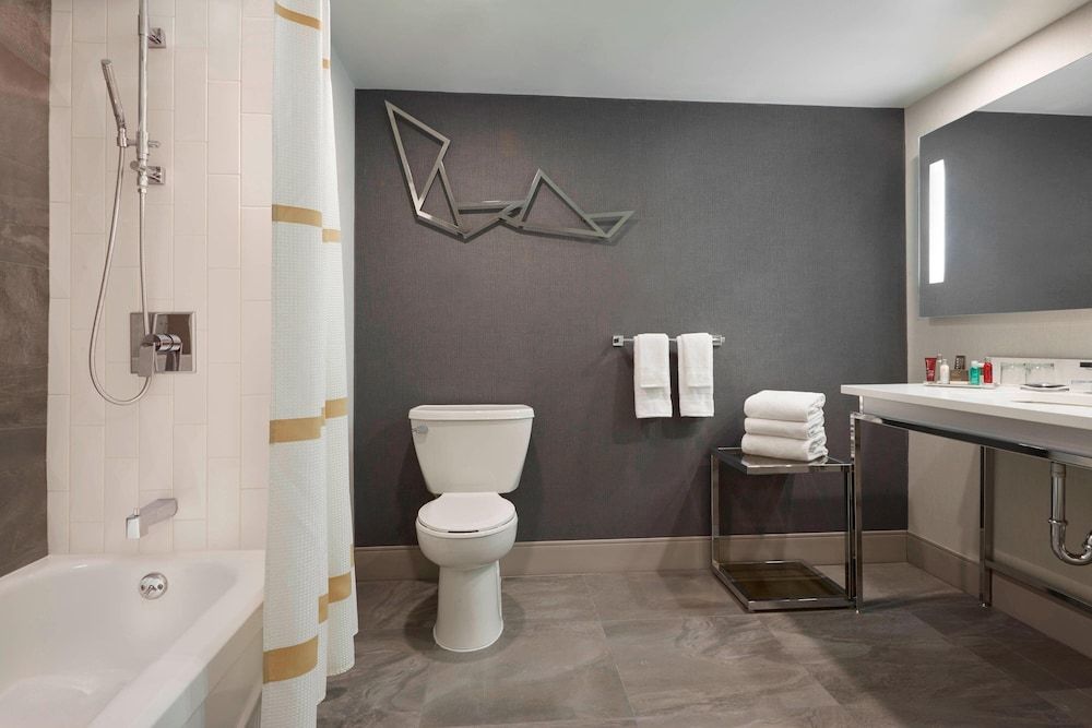 Toronto Marriott City Centre Hotel Room, 1 Queen Bed 12