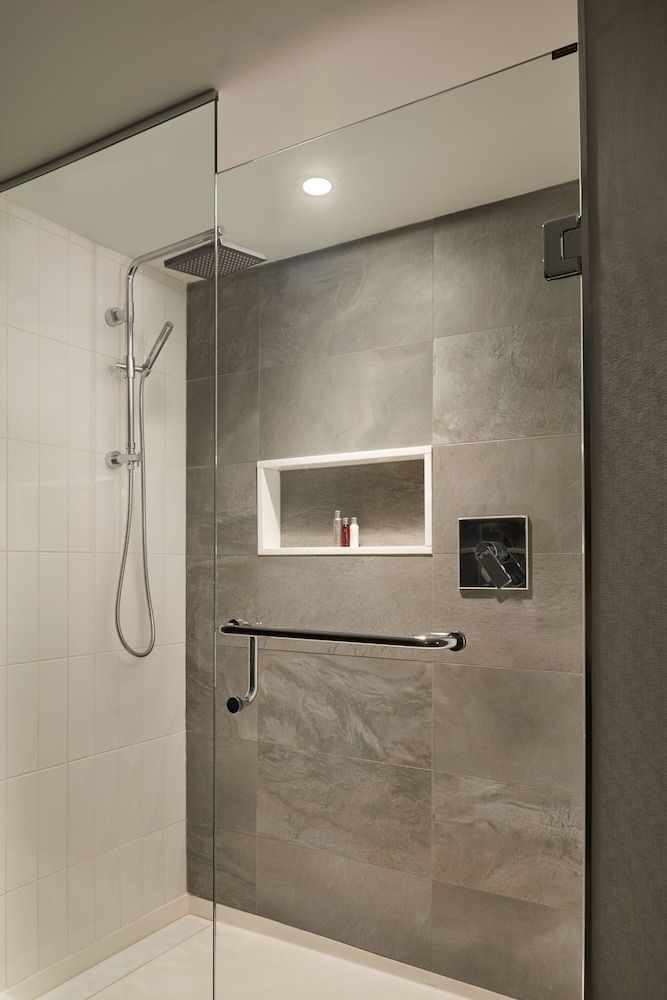 Toronto Marriott City Centre Hotel Room, 1 Queen Bed 9