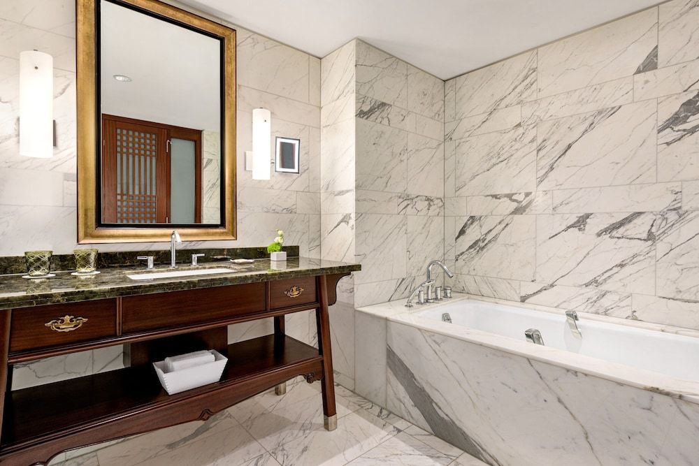 Shangri-La Toronto Executive Room, 1 King Bed 3