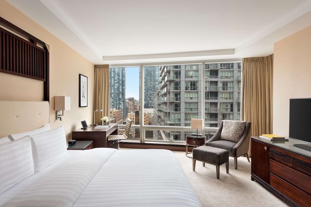 Shangri-La Toronto Executive Room, 1 King Bed
