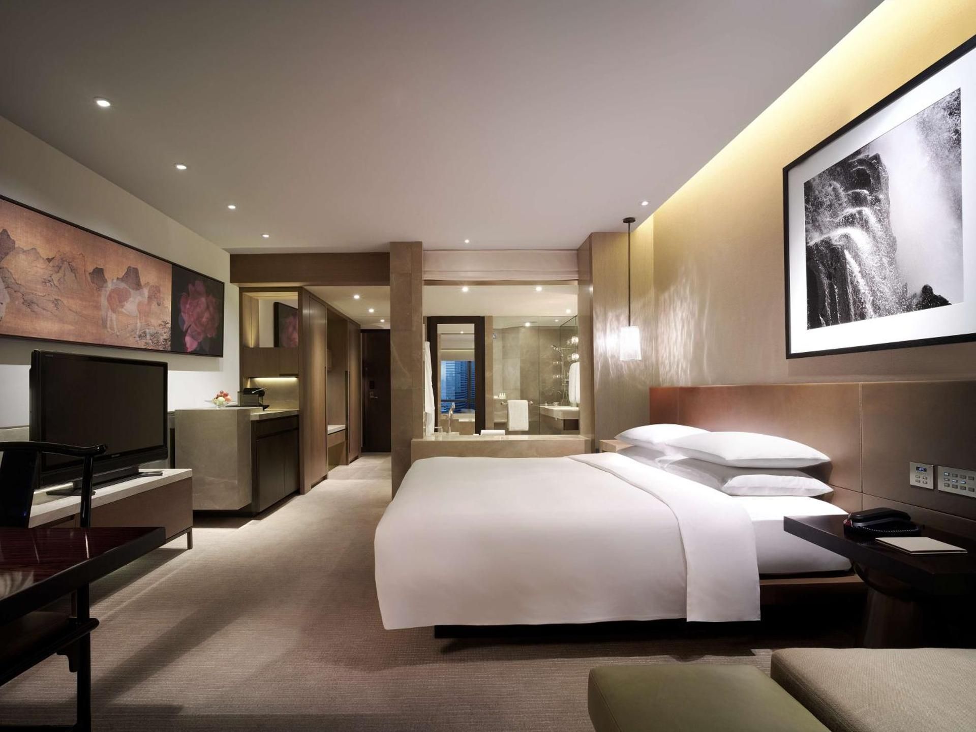 1 King Bed City View