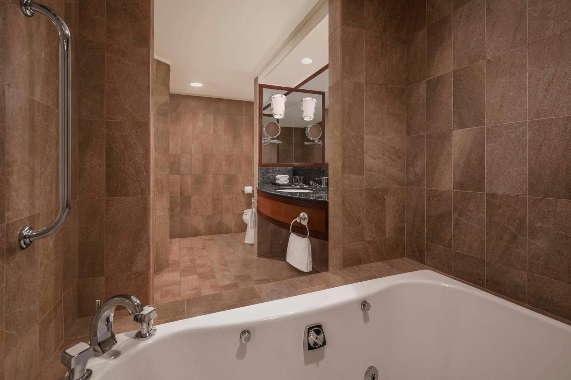 JW City View Suite, Executive lounge access, 1 Bedroom Suite, 1 King, City view