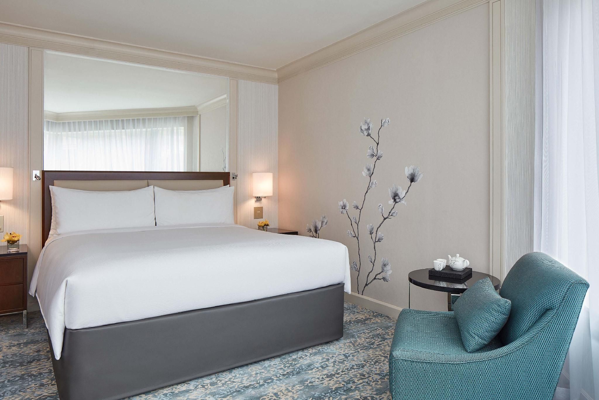 Guest room, 1 King, Partial harbor view