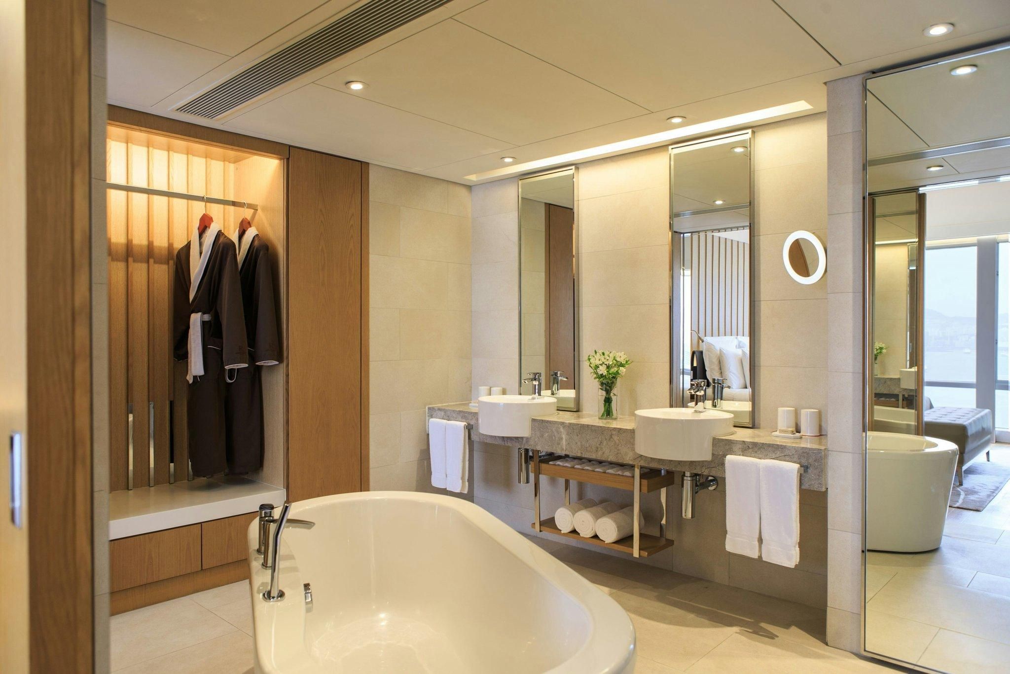 Executive lounge access, 1 Bedroom Larger Suite, 1 King, Victoria Harbour view