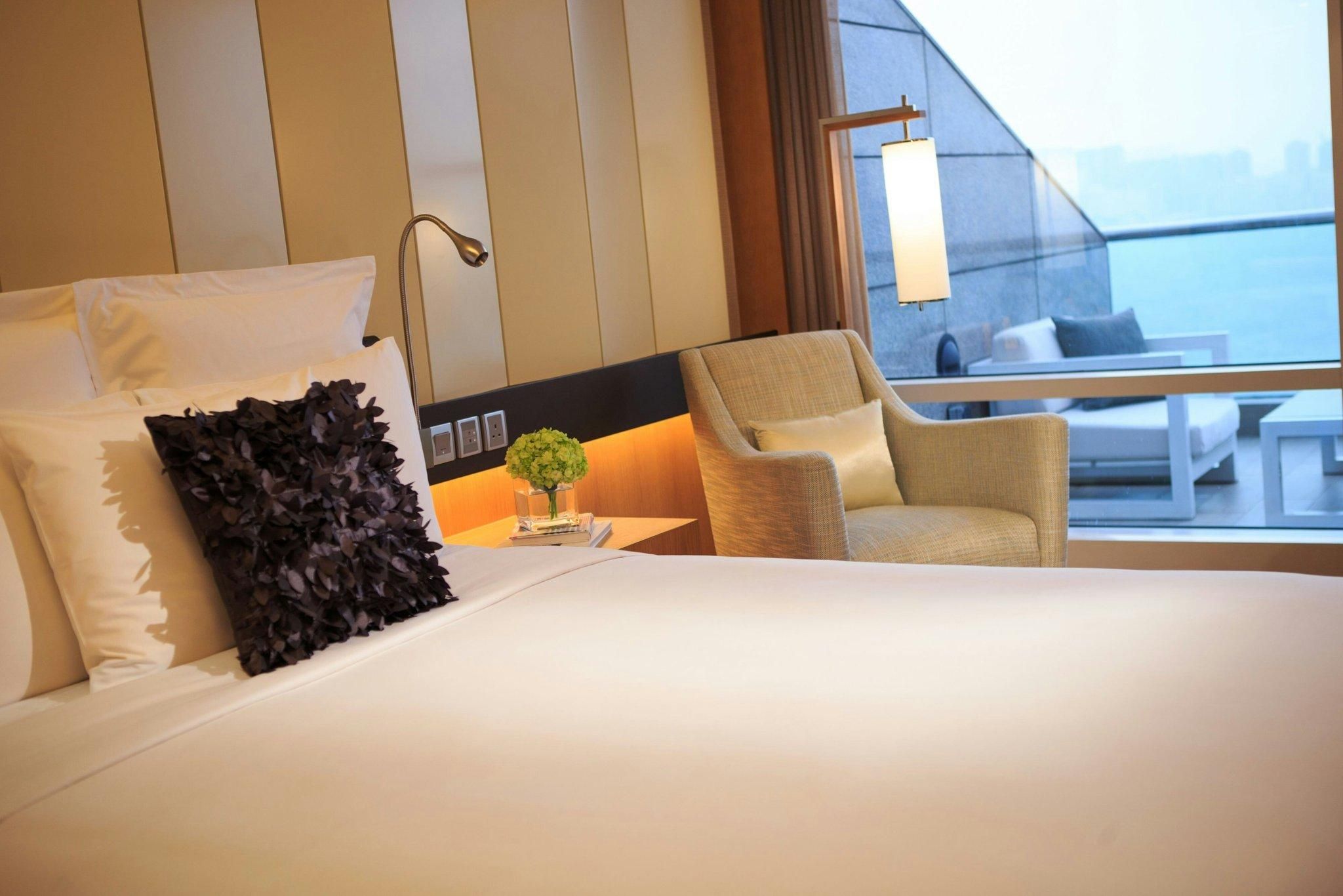 Guest room, 1 Queen, Harbor view, Balcony