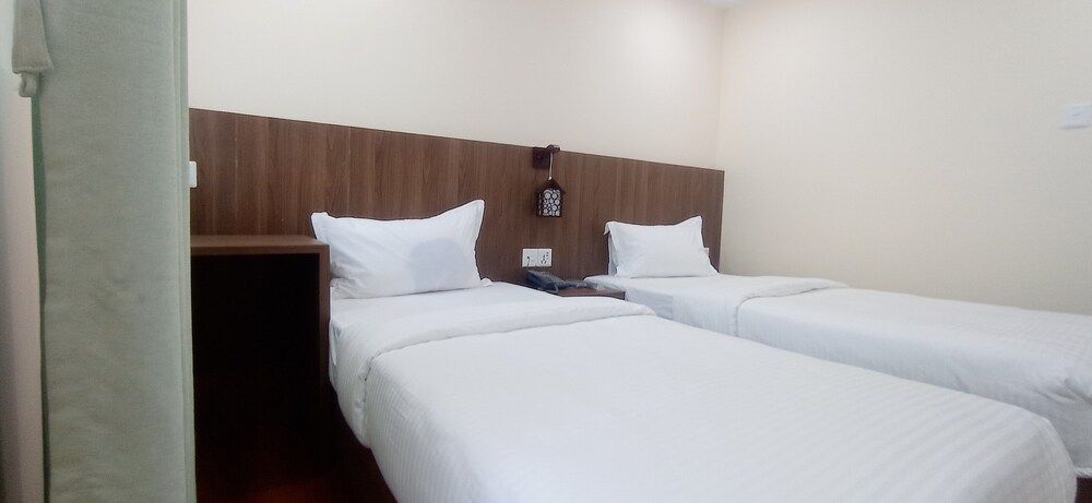 Hotel Aerolink Deluxe Twin Room 3