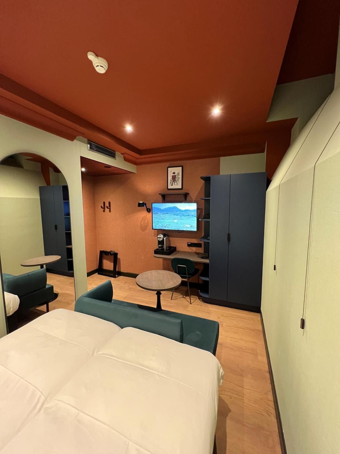 Deluxe Twin Room – Semi-Basement