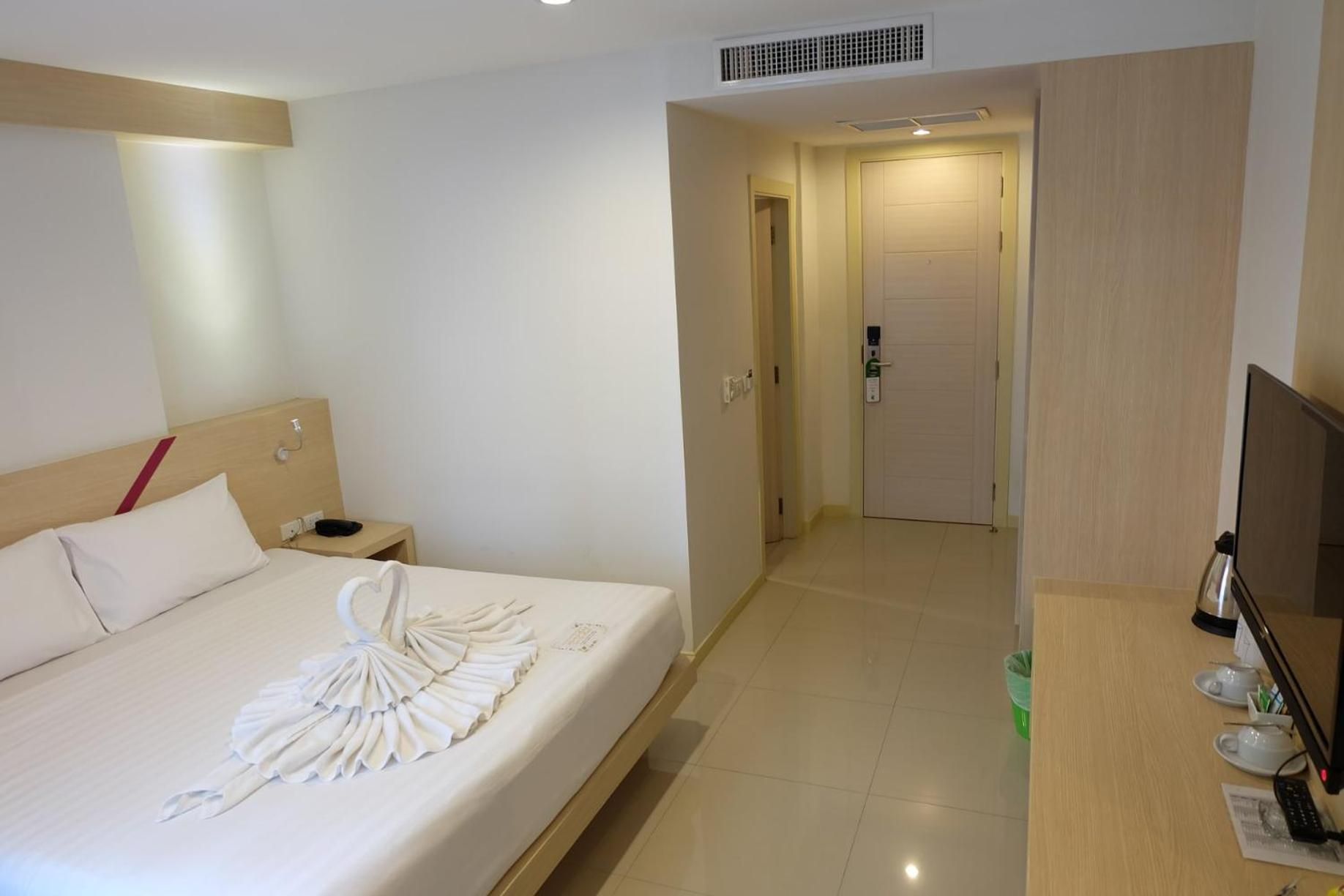 Sun Sea Sand Patong Superior Room - No Balcony 2