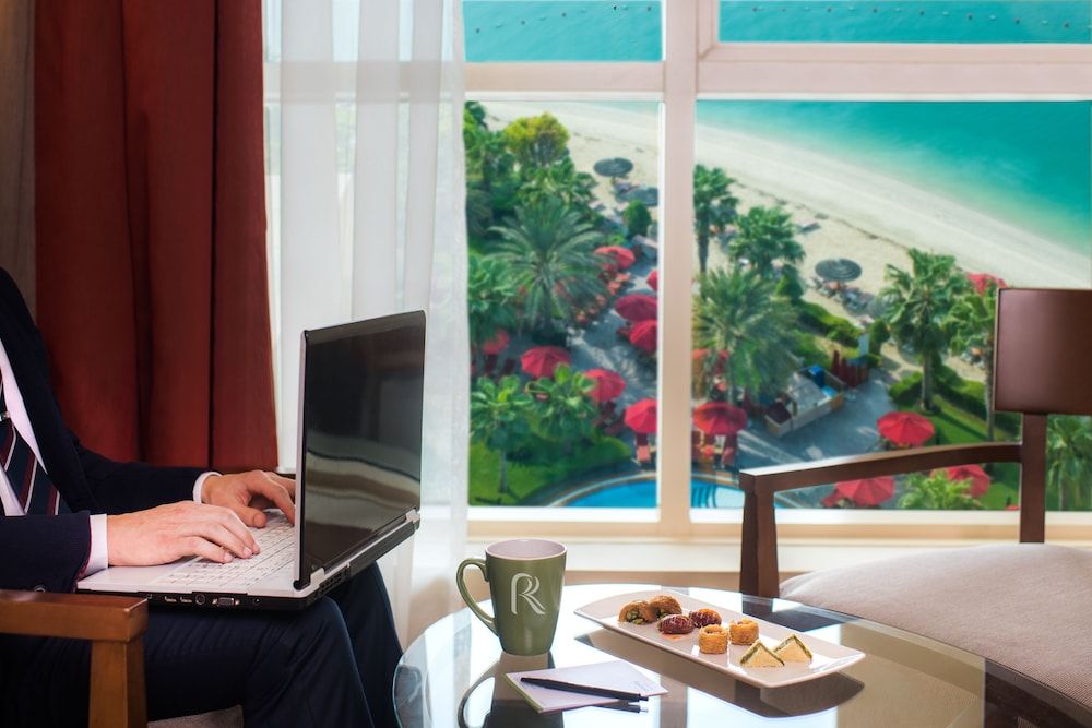 Khalidiya Palace Rayhaan by Rotana Room, 1 King Bed (Guest) 4