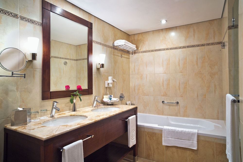 Khalidiya Palace Rayhaan by Rotana Room, 1 King Bed (Guest) 5