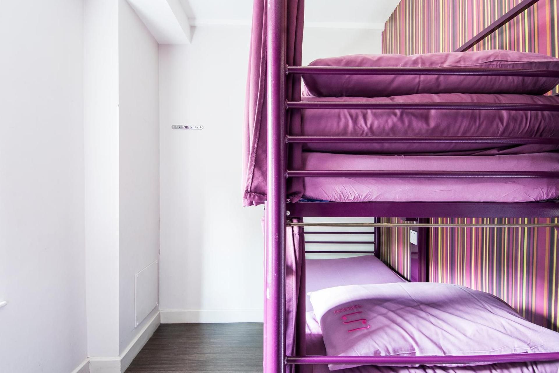 Bed in 6-Bed Mixed Dormitory with Shared Bathroom